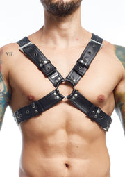 Harnais en cuir noir pour homme, accessoire de mode pour un style audacieux et sexy.; Zwart lederen harnas voor mannen, modeaccessoire voor een gewaagde en sexy stijl.; Black leather harness for men, fashion accessory for a bold and sexy style.