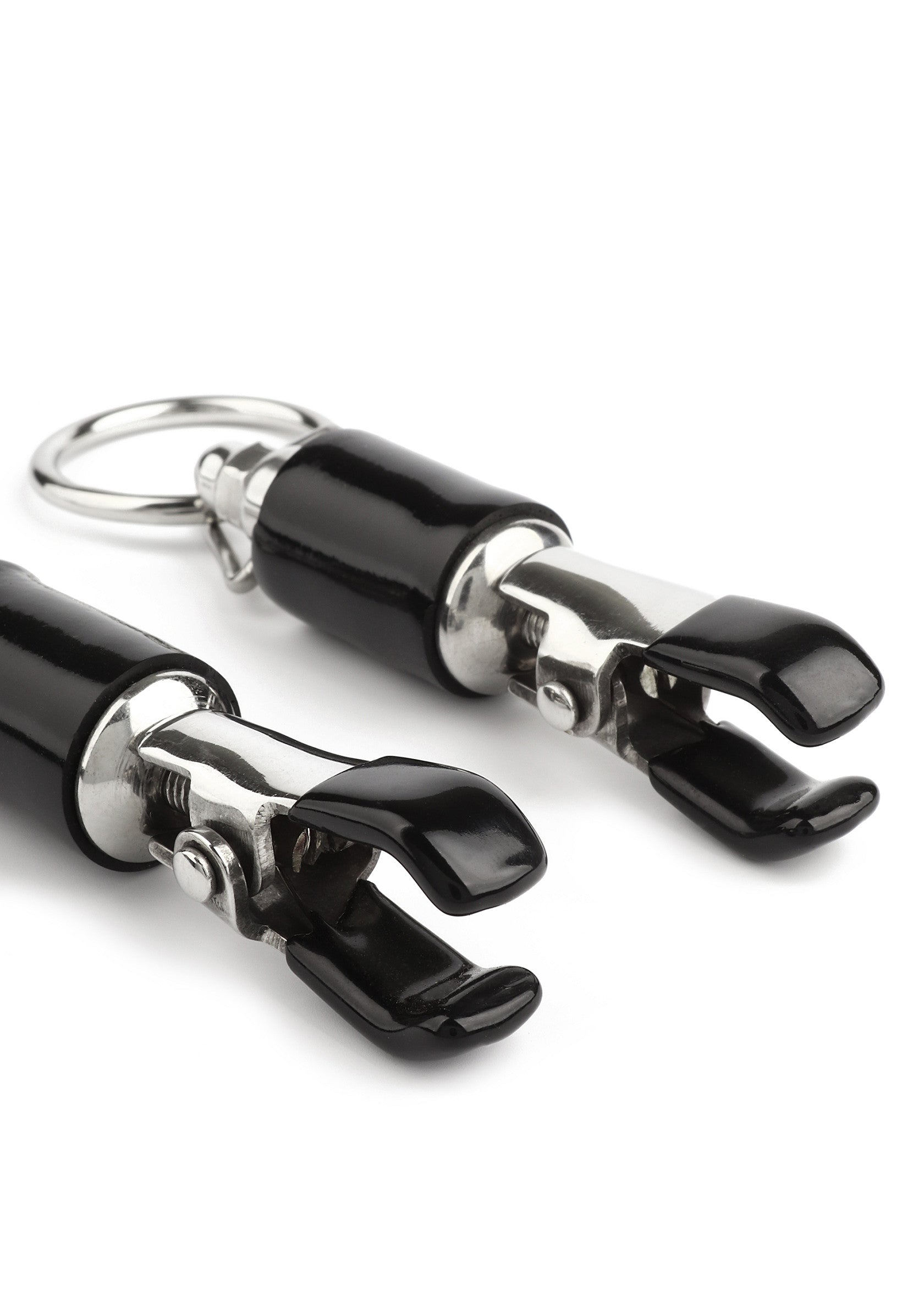 Pinces à tétons en métal noir avec anneaux pour plus de plaisir et de sensations. Accessoire érotique pour adultes.; Zwarte metalen tepelklemmen met ringen voor extra plezier en sensatie. Erotisch accessoire voor volwassenen.; Black metal nipple clamps with rings for added fun and sensation. Erotic adult accessory.