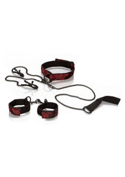 Ensemble de servitude érotique en velours rouge et noir avec menottes, collier, pinces à linge et laisse.; Erotische bondage set in rood en zwart fluweel met handboeien, halsband, wasknijpers en riem.; Erotic restraint set in red and black velvet with cuffs, collar, nipple clamps and lead.