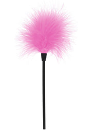 Plumeau rose avec manche noir pour chatouiller ou décorer.; Roze veren plumeau met zwart handvat voor kietelen of decoratie.; Pink feather teaser with black handle for tickling or decoration.