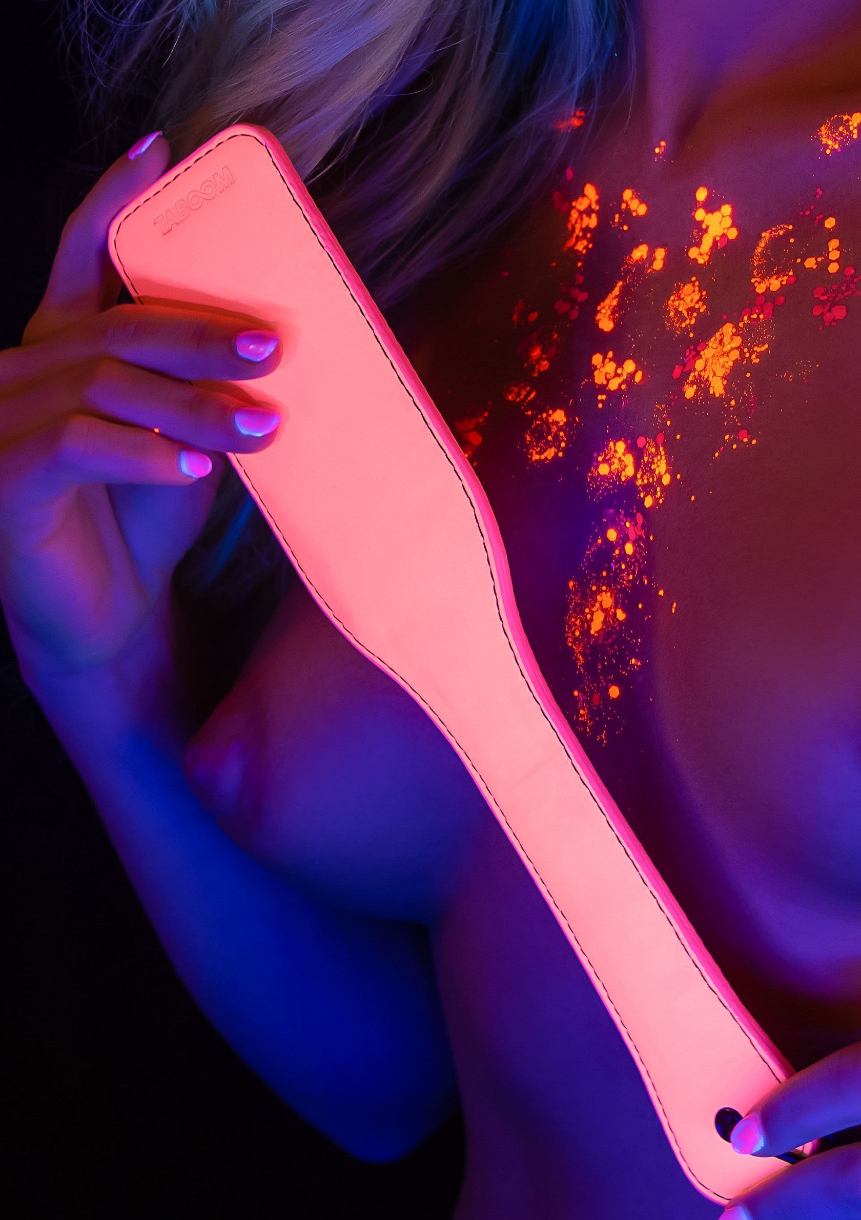 Palette rose fluo pour adultes, pour des jeux coquins et des sensations intenses.; Roze, glow-in-the-dark paddle voor volwassenen, voor ondeugende spelletjes en intense sensaties.; Pink glow-in-the-dark paddle for adults, for naughty games and intense sensations.