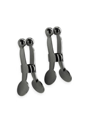 Pinces à tétons en métal noir pour un plaisir intense. Accessoire érotique réglable.; Zwarte metalen tepelklemmen voor intense stimulatie. Verstelbaar erotisch accessoire.; Black metal nipple clamps for intense pleasure. Adjustable erotic accessory.