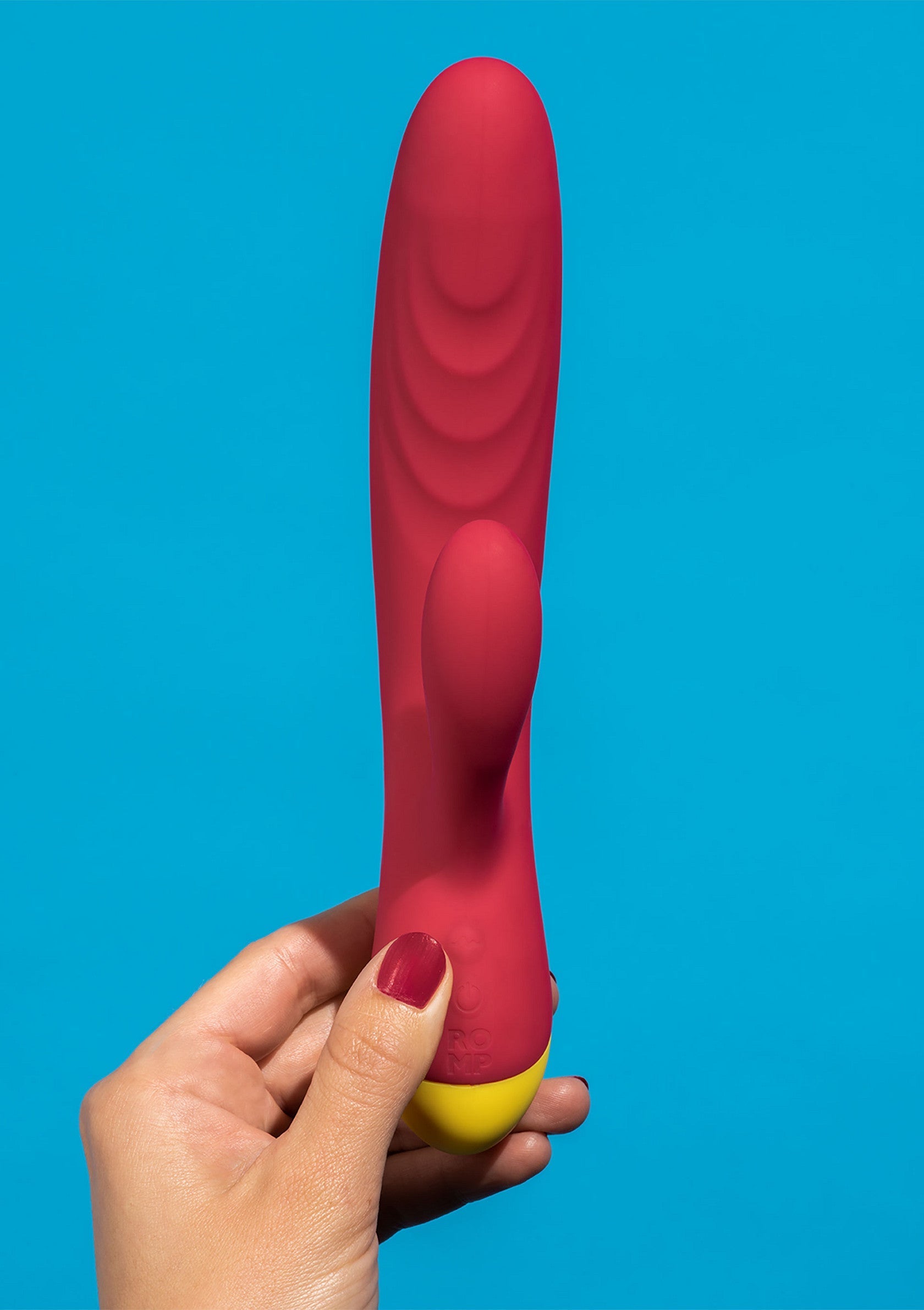 Vibromasseur rose stimulant les points G et clitoridien pour un plaisir intense.; Roze vibrator die G-spot en clitoris stimuleert voor intens plezier.; Pink vibrator stimulating G-spot and clitoris for intense pleasure.